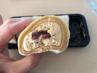 「ローソン Uchi Cafe’ きなこ餅仕立てのもち食感ロール」のクチコミ画像 by こつめかわうそさん
