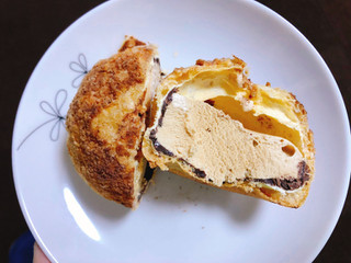 「シャトレーゼ デザートクッキーシューアイス ローストバターキャラメル 袋1個」のクチコミ画像 by こつめかわうそさん