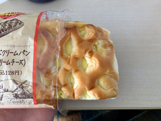 「ファミリーマート ファミマ・ベーカリー ソフトなチーズクリームパン 北海道産クリームチーズ」のクチコミ画像 by こつめかわうそさん