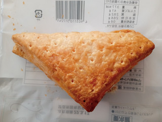 「ヤマザキ おいしい菓子パン 三角パイヘーゼルナッツホイップ 袋1個」のクチコミ画像 by レビュアーさん
