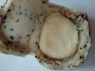「セブンプレミアム ごまとチーズクリームのパン 袋1個」のクチコミ画像 by レビュアーさん
