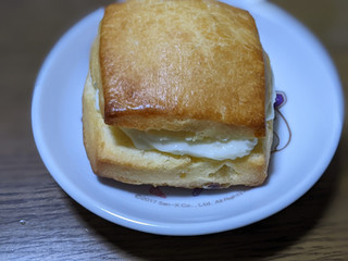 「ファミリーマート 冷やして食べるスコーンサンド クリームチーズ＆いちごソース」のクチコミ画像 by banさん