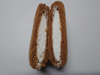 「フジパン 黒糖スナックサンド たっぷりミルクホイップ 袋2個」のクチコミ画像 by レビュアーさん