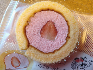 「ローソン Uchi Café×ICHIBIKO いちごロールケーキ」のクチコミ画像 by ピノ吉さん