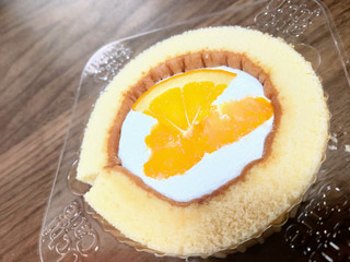 「ローソン Uchi Cafe’ プレミアムロールケーキ フルーツのせ 1個」のクチコミ画像 by LAW子さん