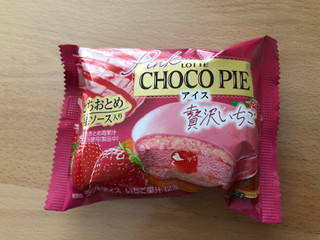 「ロッテ ピンクチョコパイアイス贅沢いちご 袋50ml」のクチコミ画像 by こつめかわうそさん