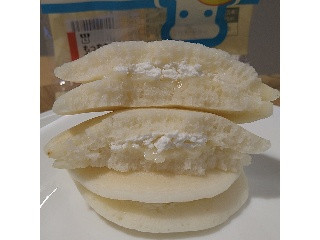 もっちもち食感白いパンケーキ（ホイップ＆ヒラヤミルク入りクリーム）