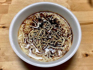 「明星食品 麺とスープだけ 漆黒マー油豚骨ラーメン カップ112g」のクチコミ画像 by 踊る埴輪さん