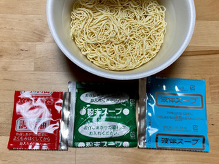 「明星食品 麺とスープだけ 漆黒マー油豚骨ラーメン カップ112g」のクチコミ画像 by 踊る埴輪さん