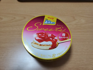 「明治 エッセル スーパーカップ Sweet’s 苺ショートケーキ」のクチコミ画像 by さくらさくさくさん