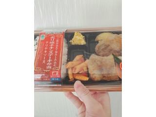 「ファミリーマート 二段仕込みで旨みしみ込む炙り焼チキンステーキ弁当」のクチコミ画像 by ちゃーぼーさん