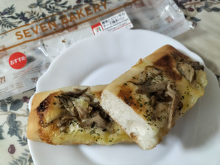 「セブン-イレブン 舞茸とエリンギのチーズ焼きパン」のクチコミ画像 by コマメのグルメさん