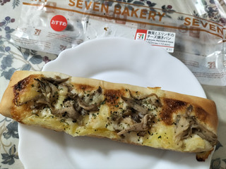 「セブン-イレブン 舞茸とエリンギのチーズ焼きパン」のクチコミ画像 by コマメのグルメさん