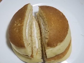 「セブンプレミアム クリームチーズパンケーキ 袋2個」のクチコミ画像 by V0XY ZS煌2さん