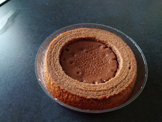 「ファミリーマート 生チョコを使ったチョコケーキのバウム」のクチコミ画像 by しろねこエリーさん