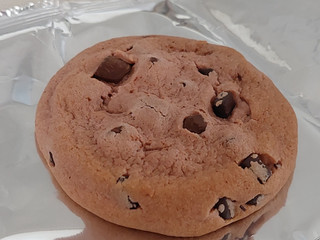 「ファミリーマート FAMIMA CAFE＆SWEETS あまおういちごのクッキーチョコチップ 1枚」のクチコミ画像 by 抹茶らてさん