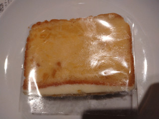 「スターバックス レモンとクリームチーズのパウンドケーキ」のクチコミ画像 by ぼくちゃんさんさん