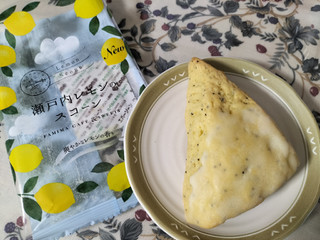 「アヤベ洋菓子 瀬戸内レモンのスコーン 1個」のクチコミ画像 by コマメのグルメさん