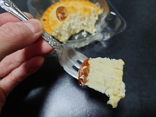 「ファミリーマート バター香る焼きチーズタルト 4種のチーズ使用 1個」のクチコミ画像 by しろねこエリーさん