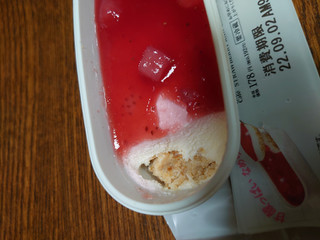 「ローソン Uchi Cafe’ 苺レアチーズケーキ」のクチコミ画像 by ペリカさん