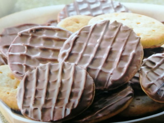 「ファミリーマート FamilyMart collection なめらかなチョコを味わうチョコビスケット」のクチコミ画像 by 千尋の彼氏さん