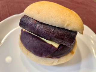 「TAKUMI BAGLE ベーグルサンド（紫芋あんバター） 1個」のクチコミ画像 by やにゃさん