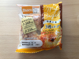 「Pasco My Bagel 3種のチーズ 袋1個」のクチコミ画像 by こつめかわうそさん