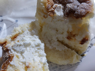 「ローソン Uchi Cafe’ ふわしゅわスフレチーズケーキ チーズクリーム入り」のクチコミ画像 by 抹茶らてさん
