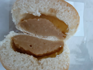 「ヤマザキ 薄皮 キャラメルクリームパン 森永キャラメルソース 袋4個」のクチコミ画像 by もこもこもっちさん