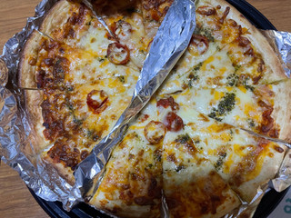 「明治屋 こはく本舗 3種のチーズピザ」のクチコミ画像 by ぺりちゃんさん