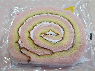 「ローソンストア100 2色のロールケーキ いちご」のクチコミ画像 by 紫の上さん