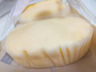 「ファミリーマート ファミマ・ベーカリー チーズ蒸しケーキ 北海道産チーズ 3個入」のクチコミ画像 by もぐのこさん