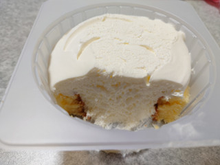 「ローソン Uchi Cafe’ 盛りすぎ！プレミアムロールケーキ」のクチコミ画像 by しろねこエリーさん