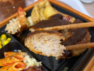「ファミリーマート 肉汁じゅわっと！鉄板焼ハンバーグ弁当」のクチコミ画像 by もぐミさん