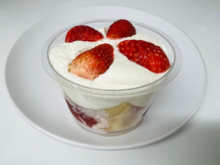 「成城石井 苺と北海道産練乳クリームのカップケーキ 1個」のクチコミ画像 by Memoさん