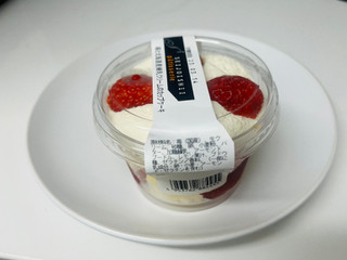 「成城石井 苺と北海道産練乳クリームのカップケーキ 1個」のクチコミ画像 by Memoさん
