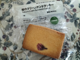 「無印良品 桜のクリームサンドクッキー 袋1個」のクチコミ画像 by コマメのグルメさん