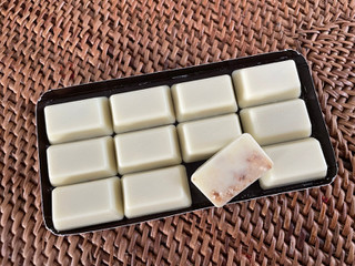 「森永製菓 白いダースプレミアム レーズンバターサンド味 箱12粒」のクチコミ画像 by だっきーさん