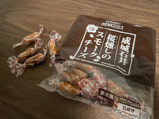 「成城石井 桜燻しのスモークチーズ 袋180g」のクチコミ画像 by もぐきちさん