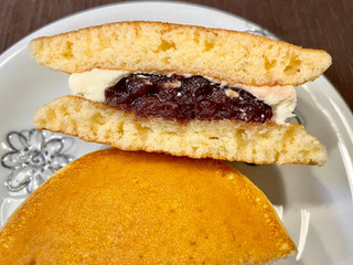 「シャトレーゼ 北海道バターと自家炊き餡のパンケーキ 1個」のクチコミ画像 by やにゃさん
