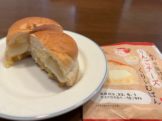 「神戸屋 しあわせ届けるりんごチーズくりぃむぱん 袋1個」のクチコミ画像 by まみぃ19さん