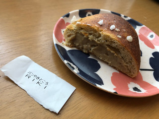 「パンやきどころ RIKI ロイヤルミルクティーのクリームパン」のクチコミ画像 by こつめかわうそさん