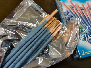 「江崎グリコ ポッキー ハートフル 幸せの青いベリー 箱2袋」のクチコミ画像 by みほなさん