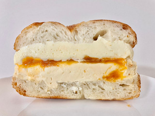「ベーグルリコカフェ ヨーグルトクリームチーズ ・杏ジャム ・ロイヤルミルクティークリームチーズ 1個」のクチコミ画像 by やにゃさん