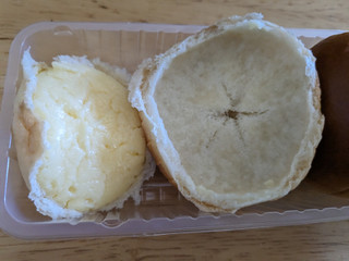 「ヤマザキ 薄皮 チーズカスタード クリームパン 袋4個」のクチコミ画像 by ゅぃぽんさん