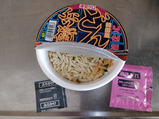 「日清食品 日清のどん兵衛 韓国風甘辛ヤンニョムチキン味焼うどん 98g」のクチコミ画像 by NeOさん