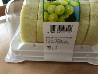 「ドンレミー ふんわり 長野県産 シャインマスカットソースのロールケーキ」のクチコミ画像 by こつめかわうそさん