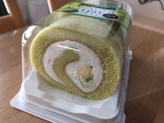「ドンレミー ふんわり 長野県産 シャインマスカットソースのロールケーキ」のクチコミ画像 by こつめかわうそさん