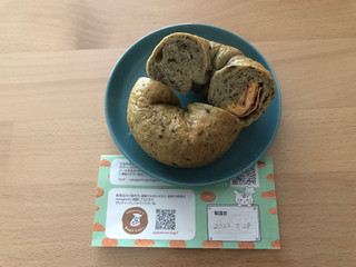 「Gluttony’s Bagel Labo バジルハムチェダーベーグル」のクチコミ画像 by こつめかわうそさん