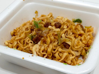 「明星食品 一平ちゃん汁なしうどん すき焼き味 カップ118g」のクチコミ画像 by ばぶたろうさん